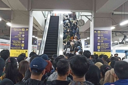 Penumpukan penumpang Bogor/Depok yang diperparah dengan eskalator mati (foto by widikurniawan)