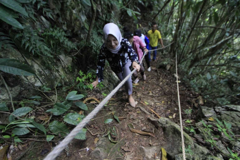 Tracing menuju puncak Goa Lowo (foto : Patrik Cahyo Lumintu)