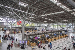 Terminal-1 Bandara Stuttgart  | foto: commons.wikimedia/ CatalpaSpirit