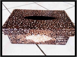 Gambar Kotak Tisu dengan tekstur luar berbahan limbah Kulit Telur  (Sumber : Yunika Br.Naibaho)