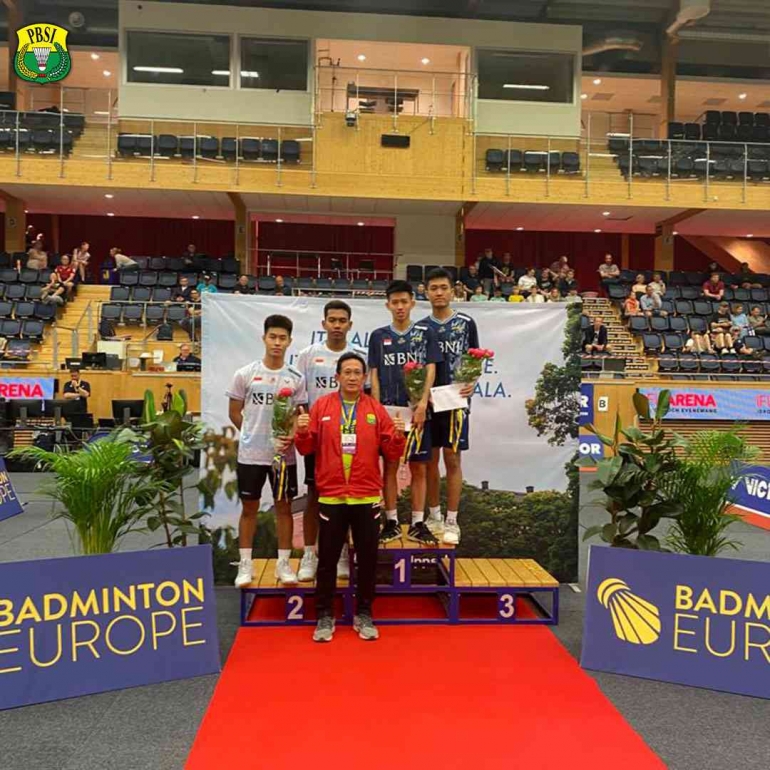 Podium juara dan pelatih (Foto Facebook.com/Badminton Indonesia) 