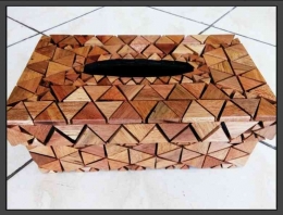  Gambar Kotak Tisu dengan tekstur luar berbahan   limbah Potongan Kayu Segitiga (Sumber : Yunika Br. Naibaho)