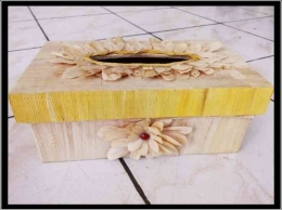 Gambar Kotak Tisu dengan tekstur luar berbahan limbah Kulit Jagung (Sumber : Yunika Br.Naibaho)
