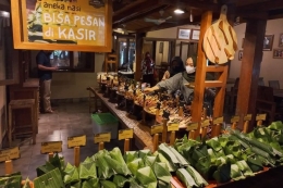 Area hidangan di Warung Klangenan, angkringan modern di Yogyakarta. (KOMPAS.com/ Lea Lyliana)