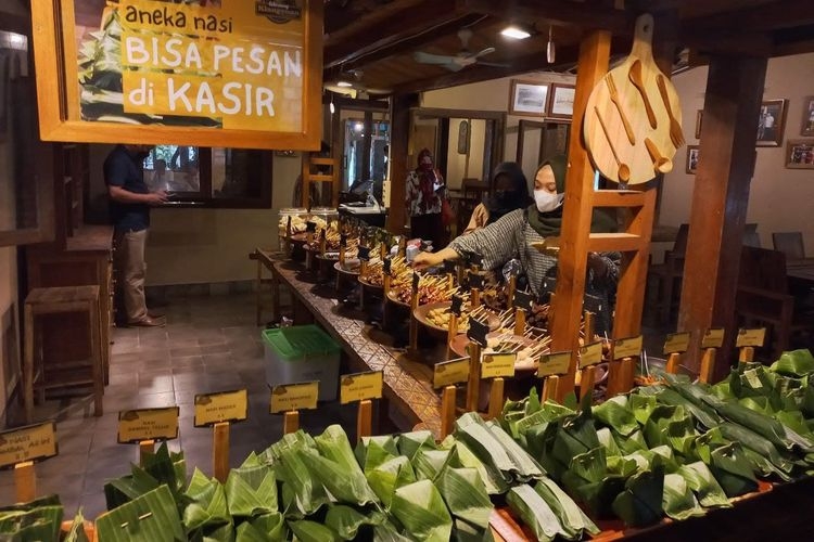 Area hidangan di Warung Klangenan, angkringan modern di Yogyakarta. (KOMPAS.com/ Lea Lyliana)