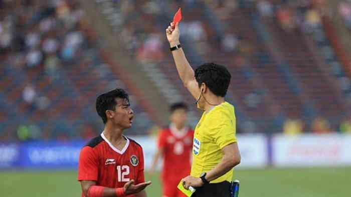 Wasit Kim Hee-gon saat memberikan kartu merah kepada Pratama Arhan. (Foto: BONGDAPLUS.VN)
