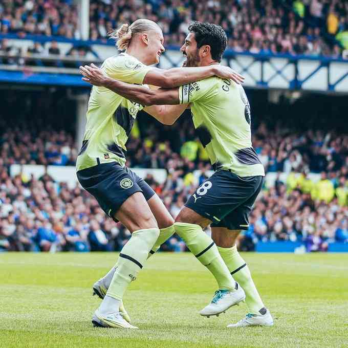 Erling Haaland dan Ilkay Gundogan merayakan gol kedua Manchester City atas tuan rumah Everton. Sumber: @ManCity