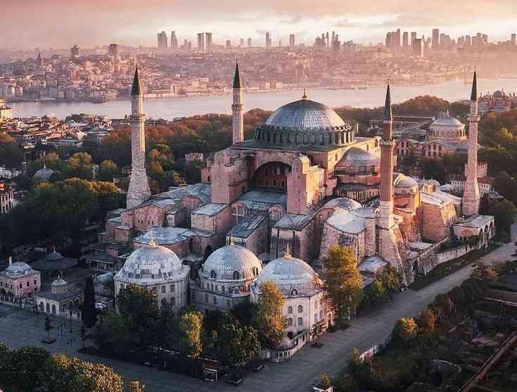 Masjid sebagai tempat ibadah umat Islam (pinterest.com/Günaydın Hüzün)