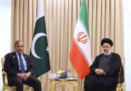 Perdana Menteri Pakistan Shehbaz Sharif (kiri) berpose dengan Presiden Iran Ebrahim Raisi di Uzbekistan tahun 2022. | Sumber: Tasnim News Agency