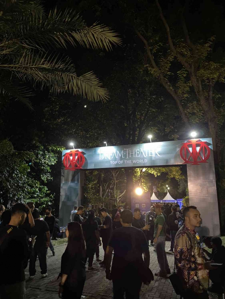 Suasana pintu masuk konser Dream Theater Jakarta (dok.pribadi)
