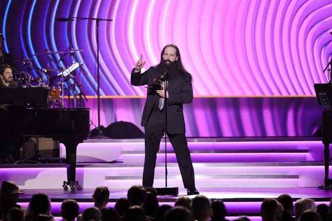 John Petrucci saat menerima Grammy Awards lewat lagu 