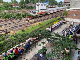 Kafe Lima Sebelas, Malang : menikmati kopi sembari melihat kereta api yang melintas (Foto: Ari Junaedi)