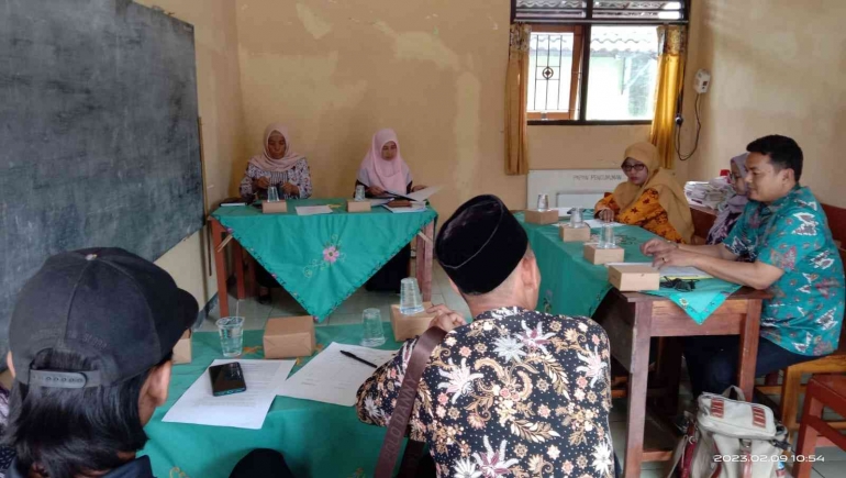 Suasana rapat menghadapi Purna siswa di SDN Tunggulrejo Singgahan Tuban Jawa Timur. Dokumen pribadi