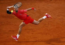Salah satu aksi Novak Djokovic di Italian Open 2023. (sumber foto: Arab News / Reuters)