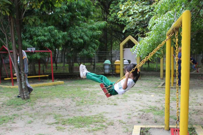ilustrasi: Anak yang bermain sendirian di taman bermain. (Foto: ZULKARNAINI/KOMPAS)