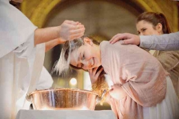  : ilustrasi romo membaptis seorang anak (sumber : fortisfides.blogspot.com
