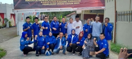 Ketua DPC Partai Demokrat Padang Pariaman Januar Bakri bersama sejumlah pengurus foto bersama di KPU usai pendaftaran caleg. (foto dok damanhuri)