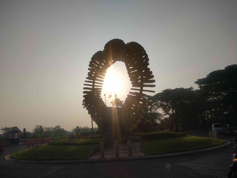 Sinar matahari pagi di lihat dari patung lingkaran di Bukit Palma Surabaya (foto: dokpri)