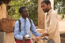 Maxwell Simba & Chiwetel Ejiofor, dalam The Boy Who Harnessed the Wind (2019), foto dari IMDb. 