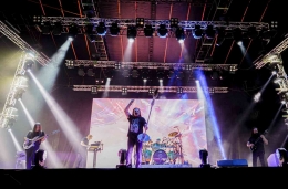 Aksi panggung Dream Theater di Eco Park Ancol (12/5). Sumber: Rajawali Indonesia Media