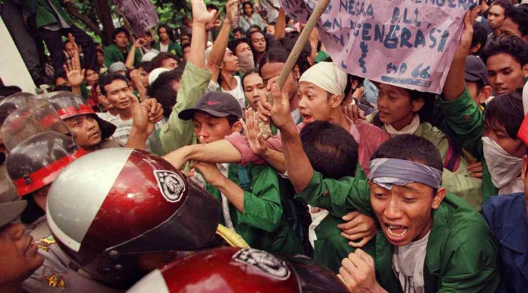 Aksi Protes Presiden Soeharto Mundur dari Jabatannya | dw.com