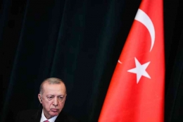 Kepercayaan rakyat Turkiye terhadap kepemimpinan Erdogan mulai goyang.| Foto: Reuters/Florion Goga 