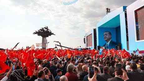 Para pendukung Erdogan saat pemilu berlangsung pada tanggal 14 Mei lalu. Sumber: shutterstock