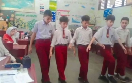 Anak-anak belajar menghitung jarak dan waktu dengan cara menari dan bernyanyi riang di Kurikulum Merdeka (sumber:dokpri)