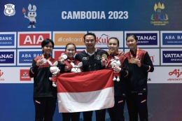 Podium kemenangan ganda putri Indonesia bersama pelatih di Sea Games 2023 (sumber foto: akun twitter @InaBadminton)