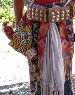Potret pakaian adat dengan tiga lapis ikat pinggang dan alu tergantung di samping. Gamba: dokumentasi Imanuel Lopis. 