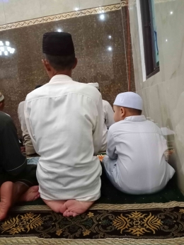 Jama'ah masjid Al Firdaus saat sholat sekaligus membimbing anaknya untuk sholat bersama (Dokpri)