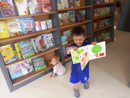 Dokpri: Azzam dan Bilal memilih buku di rak