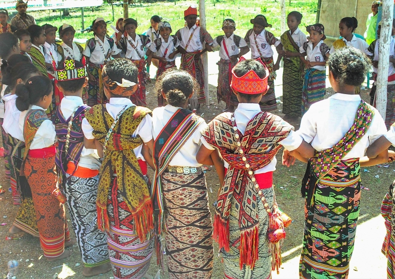 Potret anak sekolah di Timor berpakaian adat ala Atoin Meto saat menampilkan tarian daerah. Gambar: dokumentasi Imanuel Lopis.