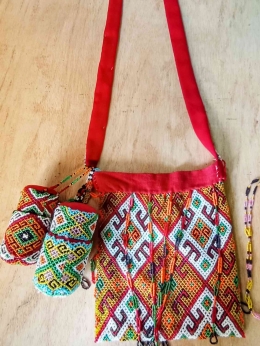 Alu atau tas dengan hiasan motif dari manik-manik berwarna. 