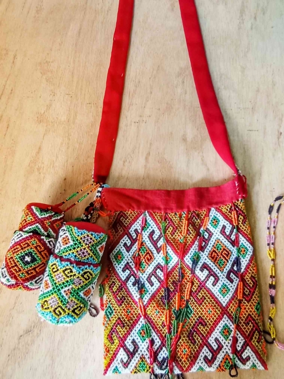 Alu atau tas dengan hiasan motif dari manik-manik berwarna.Â