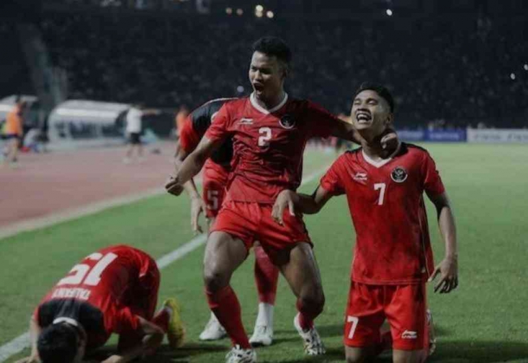 Irfan Jauhari Sujud Syukur setelah mencetak gol (sumber foto: Bola.net) 