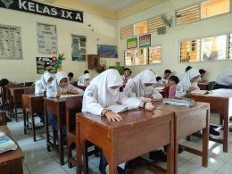Ilustrasi: Murid-murid dalam proses pembelajaran di ruang kelas SMP 1 Jati, Kudus, Jawa Tengah. (Dokumentasi pribadi)