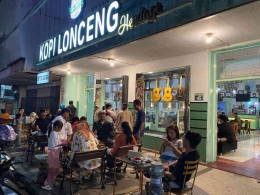 Suasana malam di sebuah kedai kopi di Kajoetangan, Malang (foto : Ari Junaedi)