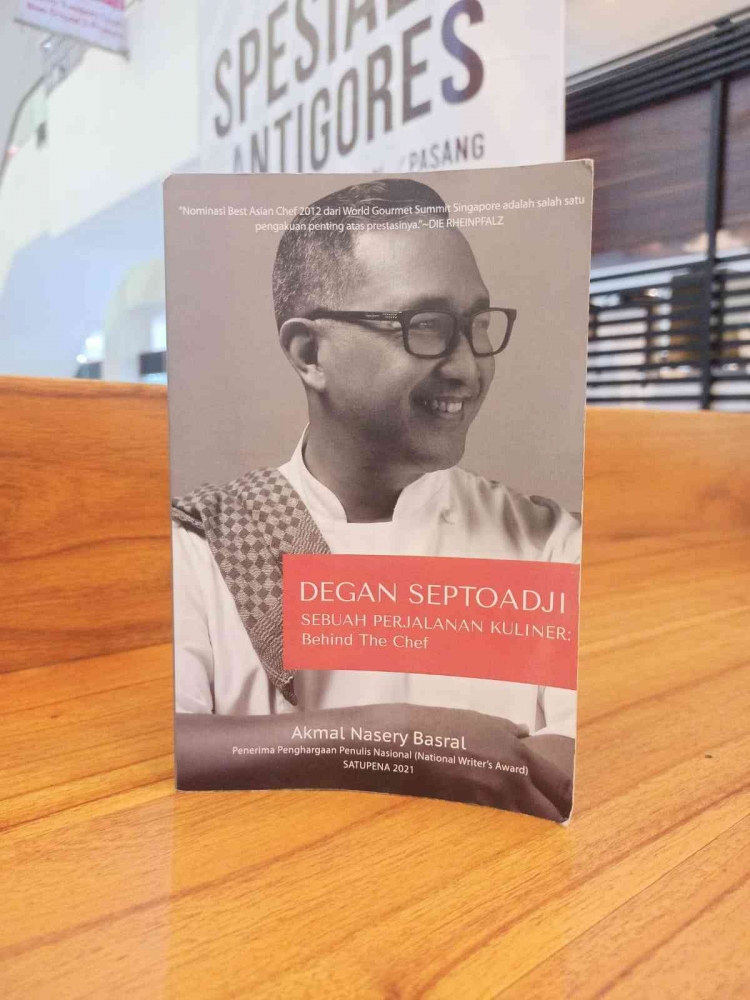 Cover halaman depan dari buku Biografi Chef Degan Septoadji (sumber foto : dokumentasi pribadi)