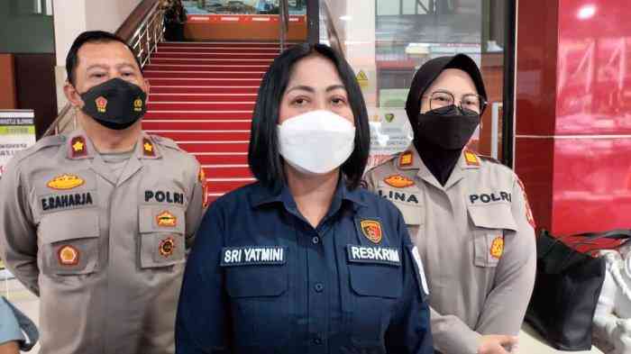 Input sumKanit PPA Satreskrim Polres Metro Jakarta Timur, Iptu Sri Yatmini (baju hitam) sumber tribun jakarta