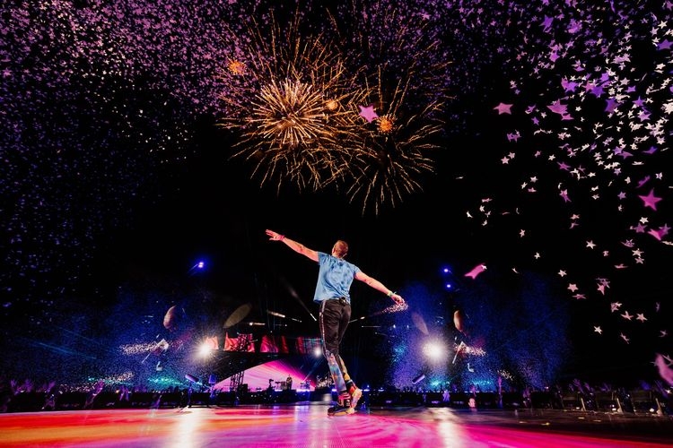 Coldplay tengah menikmati energi dari atas panggung dalam tur Coldplay Music of the Spheres World Tour 2023. (Dok. Image Dynamic via kompas.com)