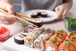 Makan Sushi Menggunakan Sumpit, Sumber Isctockphoto