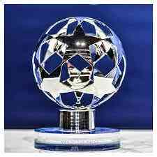 Piala pemenang Man of the Match yang diberikan kepada pemain terbaik Foto Eurofoot UEFA.com
