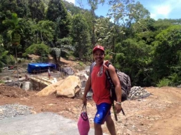 pak Alex, guide dan porter yang ramah di Wae Rebo (Dokumentasi Asita)