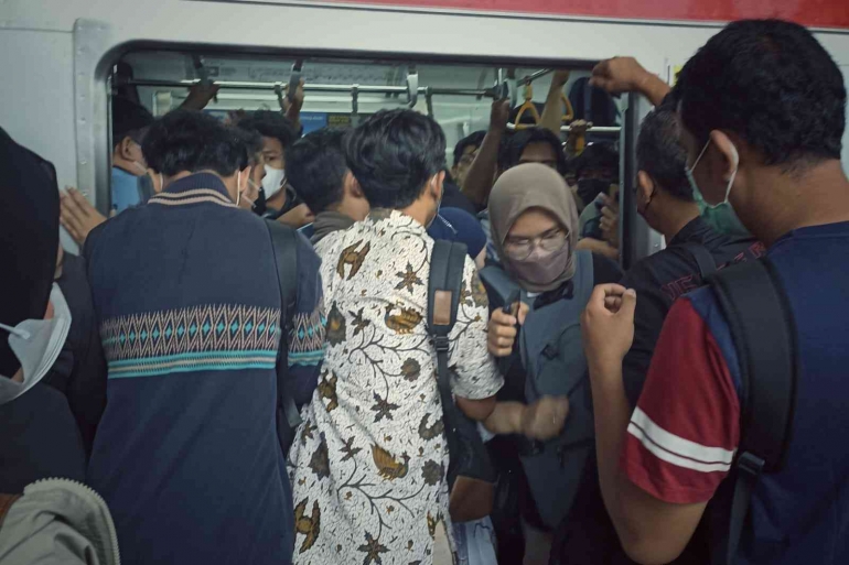 Masker masih diwajibkan di angkutan KRL (foto by widikurniawan)