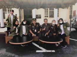 Tim magang upn “veteran” jawa timur bersama jaksa saat kegiatan pemusnahan barang bukti di Kejaksaan Negeri Kota Kediri. Foto : Zanuba Aulia