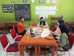 Tim MBKM UPI Kampus Cibiru sedang berbincang dengan Kepala Sekolah SD Negeri Ciluluk dan BPBD Kabupaten Bandung (Dok. pribadi)