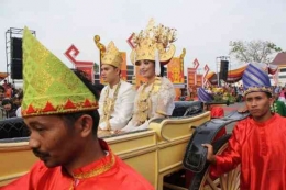 Prosesi pernikahan adat Lampung dalam masyarakat Pepadun (dok foto: indonesiakaya.com via lampung.idntimes.com)