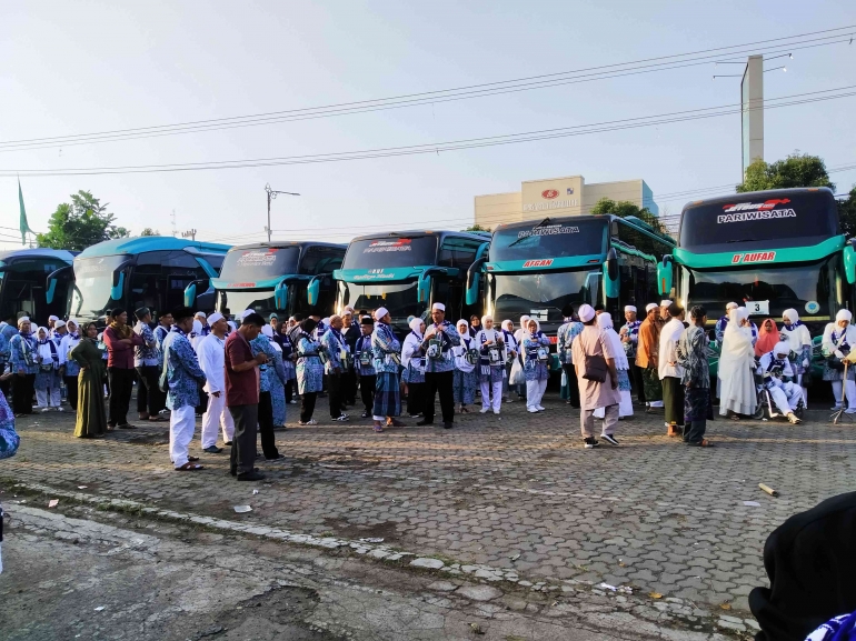 Jemaah (calon) haji bersiap menaiki bus menuju embarkasi (Sumber: dokumentasi pribadi)