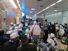 Jemaah (calon) haji di Bandara (Sumber: dokumentasi pribadi)